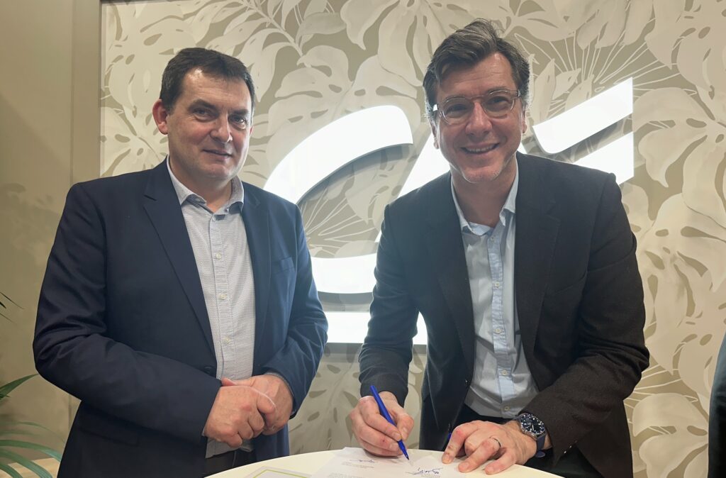 Signature partenariat Solaal et Crédit Agricole Carcentre