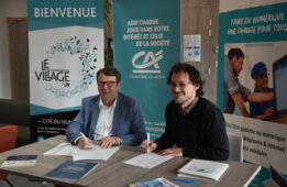 Le Crédit Agricole Centre Ouest fait don d'ordinateurs portables à Emmaus Connect.