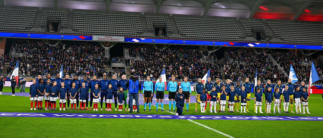 Le Crédit Agricole du Nord Est fait vivre une expérience unique à des jeunes footballeuses lors du match France - Suède féminin à Reims